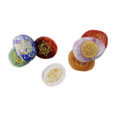 Zeven Chakra Stones Reiki Healing Crystal Set gegraveerde symbolen voor spirituele transformatie