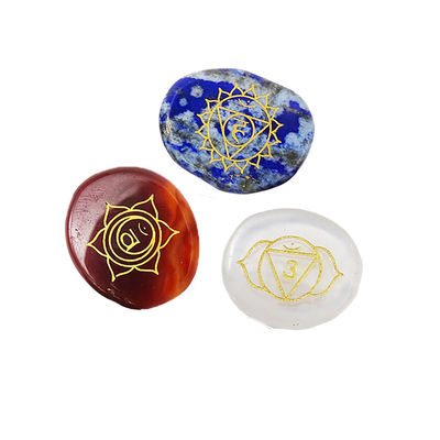 Zeven Chakra Stones Reiki Healing Crystal Set gegraveerde symbolen voor spirituele transformatie