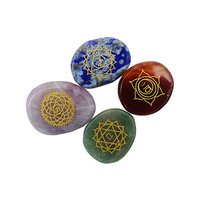 Zeven Chakra Stones Reiki Healing Crystal Set gegraveerde symbolen voor spirituele transformatie