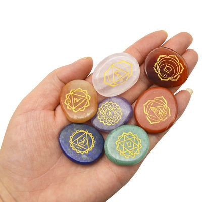 Gegraveerd, gesneden, gepolijst, Palm Pocket Stone Reiki Balancing Healing Crystal 7 Chakra Stones Sets voor Liefdesthema