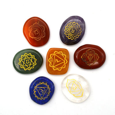 Gegraveerd, gesneden, gepolijst, Palm Pocket Stone Reiki Balancing Healing Crystal 7 Chakra Stones Sets voor Liefdesthema