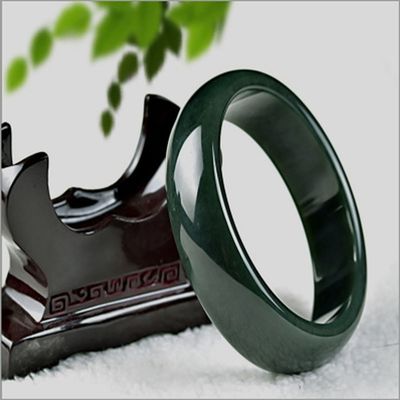 Gepolijste Hettian Jade Nephrite Groene Armband Armband met Traditioneel Chinees Stijl Ontwerp