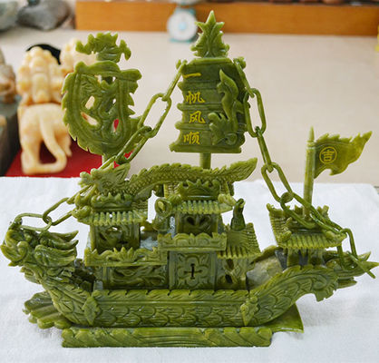 Prachtig gesneden jade boot voor huisversiering en zakelijk geschenk