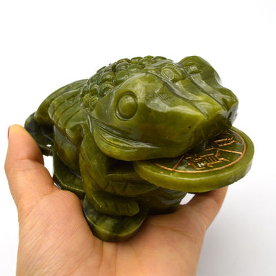 Rijkdom aantrekkelijke groene jade paddenhouwen voor financieel succes in Fengshui