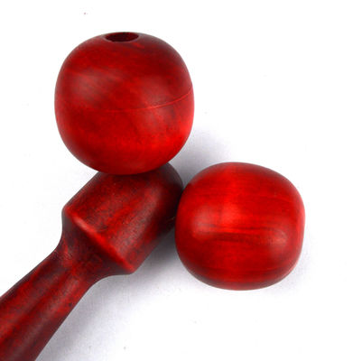 Rood of geel houten massageroller voor gezichtstherapie en rimpelbestrijding