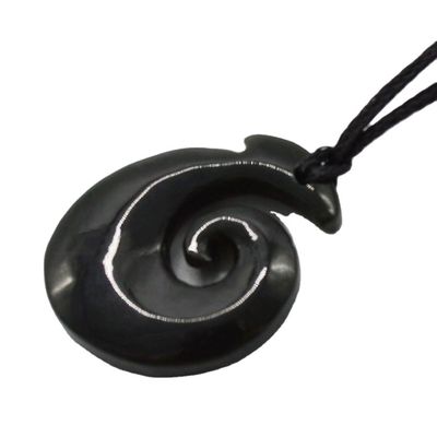 Hoekvormige Nefriet Jade Eternity Twist Hanger met gepolijste afwerking en Zeeland Maori Koru Carving