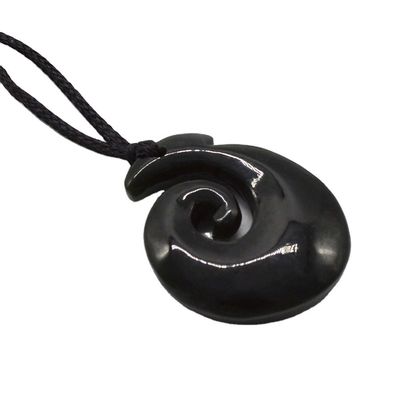 Hoekvormige Nefriet Jade Eternity Twist Hanger met gepolijste afwerking en Zeeland Maori Koru Carving