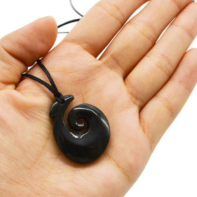 Hoekvormige Nefriet Jade Eternity Twist Hanger met gepolijste afwerking en Zeeland Maori Koru Carving