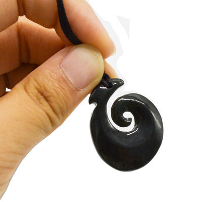 Hoekvormige Nefriet Jade Eternity Twist Hanger met gepolijste afwerking en Zeeland Maori Koru Carving
