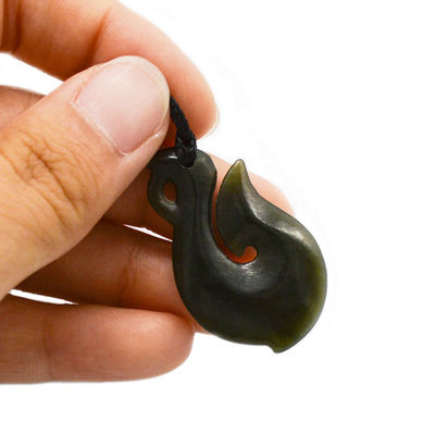 Regionaal kenmerk Natuurlijk groen Nefriet Jade Kleine gestileerde Maori Infinity Ketting met S-vormig ontwerp
