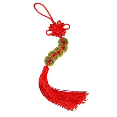 De Chinese Feng Shui Rode knoop met vijf oude munten Een eeuwenoud symbool van rijkdom en gezondheid