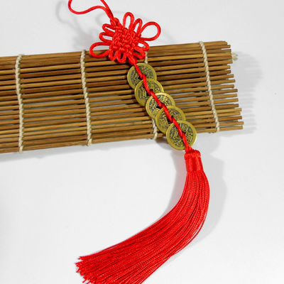 De Chinese Feng Shui Rode knoop met vijf oude munten Een eeuwenoud symbool van rijkdom en gezondheid