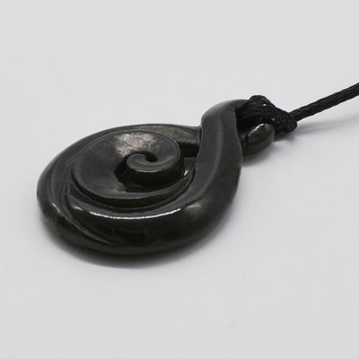 Gesneden Chinese Hettian Jade Nephrite Hangertje Halsketting met gegraveerde Manaia Talisman en Snijwerk Type Gravure