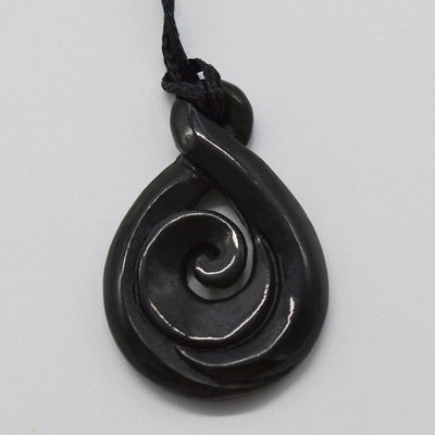 Gesneden Chinese Hettian Jade Nephrite Hangertje Halsketting met gegraveerde Manaia Talisman en Snijwerk Type Gravure