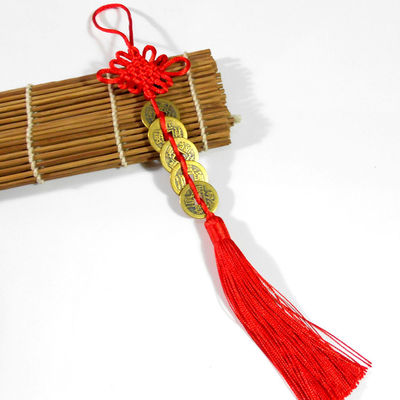 De Chinese Feng Shui Rode knoop met vijf oude munten Een eeuwenoud symbool van rijkdom en gezondheid