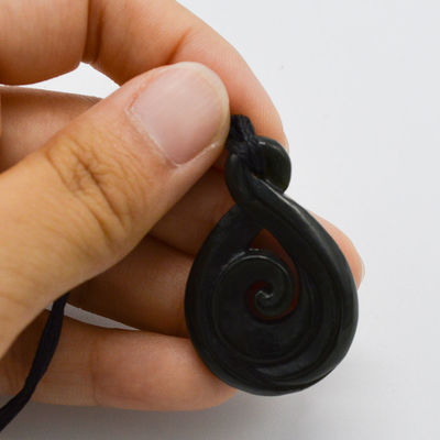 Gesneden Chinese Hettian Jade Nephrite Hangertje Halsketting met gegraveerde Manaia Talisman en Snijwerk Type Gravure