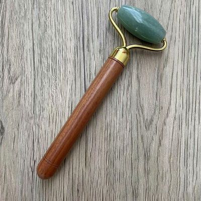 Groene Aventurine Jade Gezicht Roller Gezichtsverzorging Jade Massage Tool Met Houten Handvat Voor Customized Logo beschikbaar