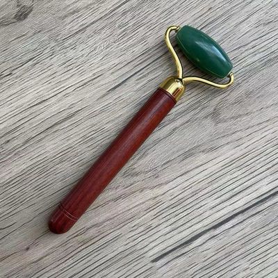 Groene Aventurine Jade Gezicht Roller Gezichtsverzorging Jade Massage Tool Met Houten Handvat Voor Customized Logo beschikbaar