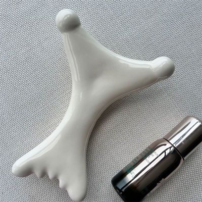 OEM/ODM X-vormige keramische Gua Sha Schrapen Massageur Schoonheidssalon Essentieel voor gezichtsrelaxatie