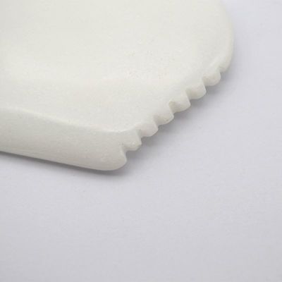 Gepersonaliseerde witte jade body massager comfortabel gua sha gezichtsmassage bord gereedschap voor lichaamscirculatie verbetering