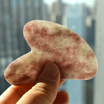 2024 Natural Strawberry Crystal Jade Gua Sha Heart Shape Face Scraping Massage Guasha Board voor het volledige lichaamsmassagegebied