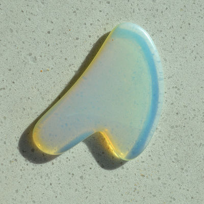 Schoonheidstool aangepast logo beschikbaar opal gua sha schraapbord voor gezichtsmassage