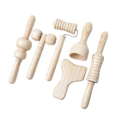 Bruine massager van massief hout met een massagestok met handvat.