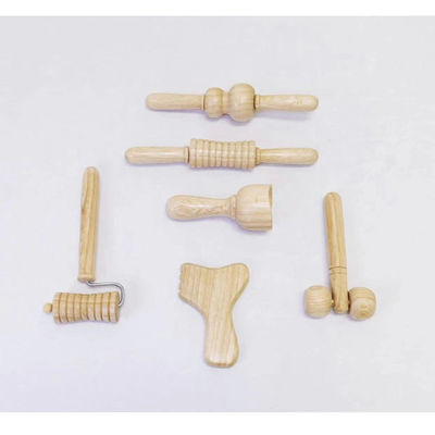 Bruine massager van massief hout met een massagestok met handvat.