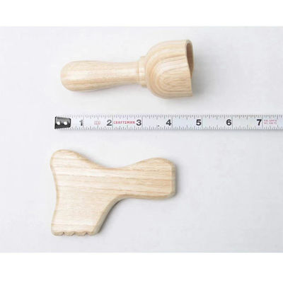 Bruine massager van massief hout met een massagestok met handvat.