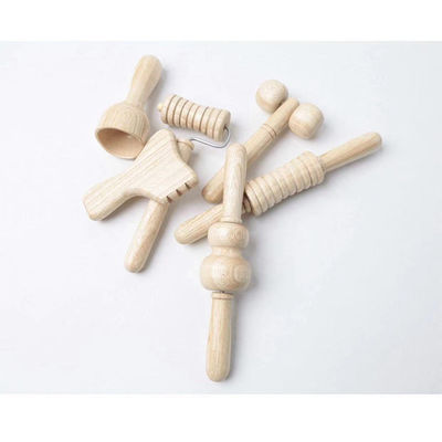 Bruine massager van massief hout met een massagestok met handvat.