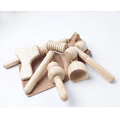 Bruine massager van massief hout met een massagestok met handvat.