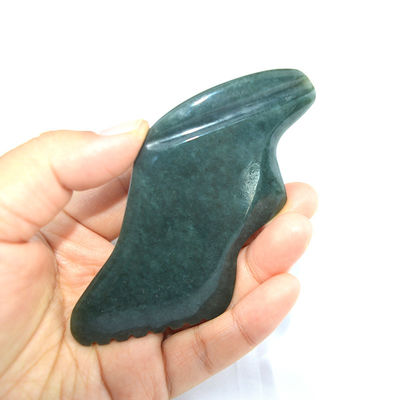 Donkere groene bliksemvorm Natuurlijke Nefriet Hetische Jade Gua Sha Massage Tool voor Custom Logo Zelf Huid Health Care Spa