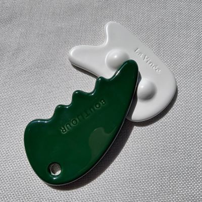 Gezichtsmassage Gua Sha Stone in groene kleur voor zelf huidverzorging en schoonheidssalon