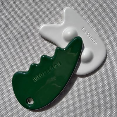 Gezichtsmassage Gua Sha Stone in groene kleur voor zelf huidverzorging en schoonheidssalon