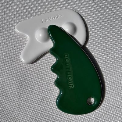 Gezichtsmassage Gua Sha Stone in groene kleur voor zelf huidverzorging en schoonheidssalon