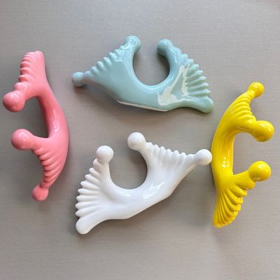 Gepersonaliseerd logo beschikbaard stijl dubbele hoofdmassage keramische gua sha gereedschap voor lichaam nek gezicht zelf huidverzorging gezichtsspa