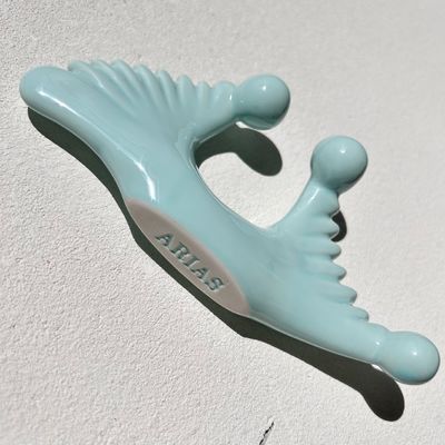 Blauw keramisch Gua Sha massagetool voor lymfatische drainage en huid schoonheid revitalisatie