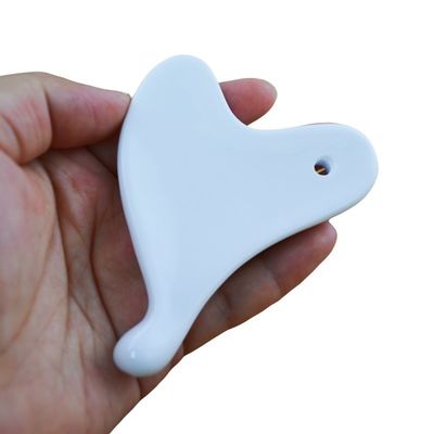 2024 Heart Shape Mini Ceramic Gua Sha Massage Tool voor gezichtslifting en rimpelvermindering aangepast logo beschikbaar