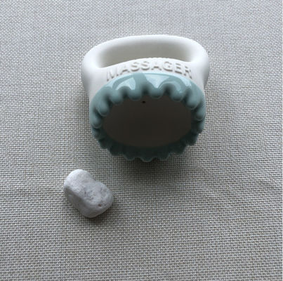 Lichaamsmassageapparatuur 2024 Wit keramisch Gua Sha Schrapen Massageborstel voor Scalp Kam Hoofdtherapie en Gezicht Schoonheid Tool