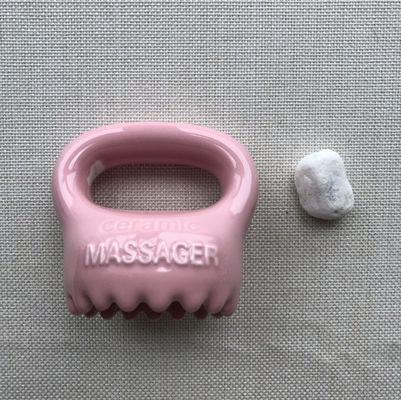 Lichaamsmassageapparatuur Keramische huishoudelijke roze kleur Gua Sha Scalp massagetool met handvat en spa Relax Beauty Massager