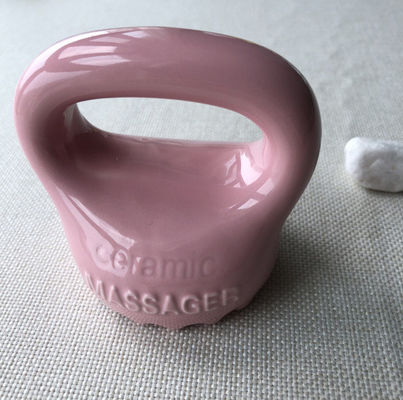 Lichaamsmassageapparatuur Keramische huishoudelijke roze kleur Gua Sha Scalp massagetool met handvat en spa Relax Beauty Massager
