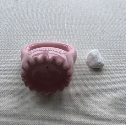 Lichaamsmassageapparatuur Keramische huishoudelijke roze kleur Gua Sha Scalp massagetool met handvat en spa Relax Beauty Massager