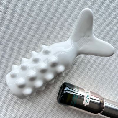 Lichaamsmassage-apparatuur Keramische vollichaam Gua Sha massager in visvorm voor lymfatische drainage en schoonheidsbehandeling