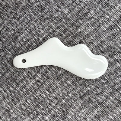 Gepersonaliseerd logo beschikbaard wolkvorm keramische gua sha steen voor gezichtslifting schoonheidsapparatuur