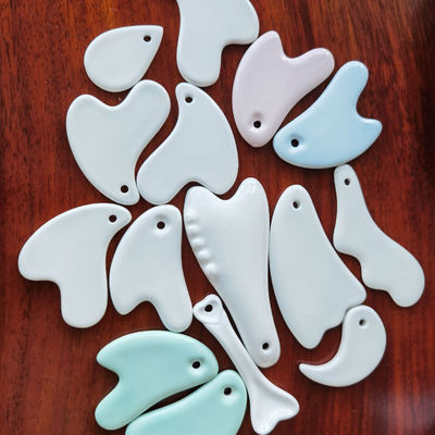 Gepersonaliseerd logo beschikbaard wolkvorm keramische gua sha steen voor gezichtslifting schoonheidsapparatuur