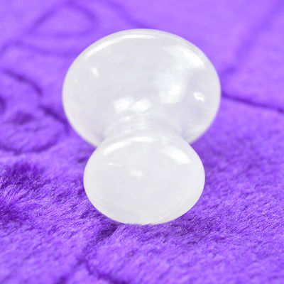 Duidelijke kwarts Gua Sha voor gezichtsslimming en afslanking Massage Volledige lichaamsdeklaag 41 * 35mm Natuurlijke paddenstofsteenvorm