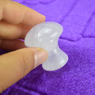 Duidelijke kwarts Gua Sha voor gezichtsslimming en afslanking Massage Volledige lichaamsdeklaag 41 * 35mm Natuurlijke paddenstofsteenvorm