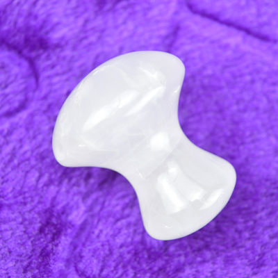Duidelijke kwarts Gua Sha voor gezichtsslimming en afslanking Massage Volledige lichaamsdeklaag 41 * 35mm Natuurlijke paddenstofsteenvorm