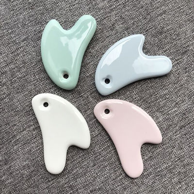 Witte hartvorm keramische Gua Sha massagebord Gua Sha gezichtsmiddelen voor alle huidtypes Schoon anti-veroudering