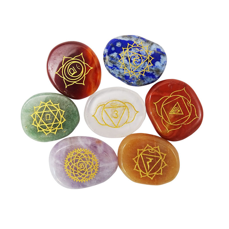 Zeven Chakra Stones Reiki Healing Crystal Set gegraveerde symbolen voor spirituele transformatie
